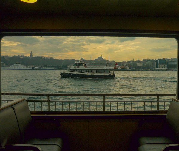 Où séjourner en Bretagne pour des vacances avec des cours de tissage et des balades en kayak?